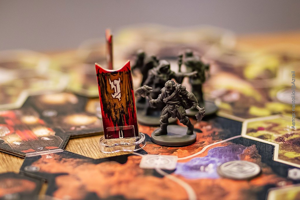Протекторы Meeple House Onyx для игры «Властелин колец: Странствия в Средиземье»